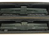 deux boîtes contenant chacune un modèle réduit de train différent, posées sur une surface blanche