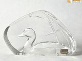 une sculpture en verre représentant un canard à l'intérieur d'une bouteille en verre