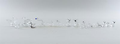 un ensemble de figurines en cristal posées sur une surface blanche