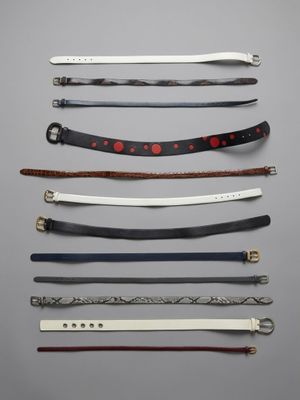 six modèles différents de ceintures en cuir sur fond gris