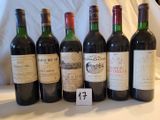 plusieurs bouteilles de vin sont alignées sur une table