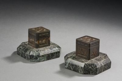 deux blocs de marbre empilés l'un sur l'autre