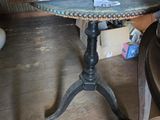 une petite table sur laquelle est posé un panneau, dans une pièce