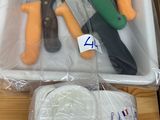 de nombreux outils divers rangés dans un bac en plastique posé sur une table