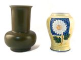 deux vases posés l'un à côté de l'autre sur une surface blanche