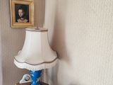 une lampe posée sur une table dans une pièce