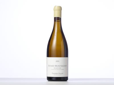 une bouteille de vin blanc posée sur une table