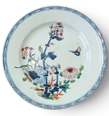 Assiette en porcelaine de Chine à décor polychrome d’un bouq…