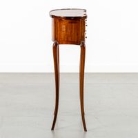 Table d'appoint ou petit meuble « en rognon », de forme réna… (photo 6)