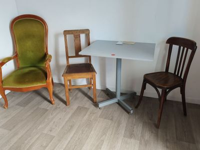 two chairs and a table in the corner of a room