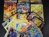 Les cartes Pokémon sont posées sur la table, prêtes à être jouées.