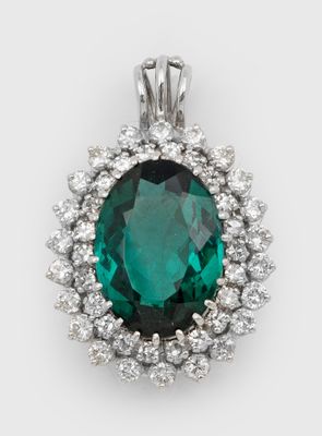 un pendentif en émeraude et diamants