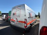une camionnette garée sur un parking avec d'autres véhicules