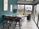 une pièce dans laquelle se trouvent une table, des chaises et une télévision