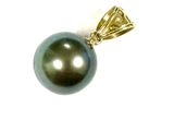 une image représentant un pendentif en perle noire sur fond blanc