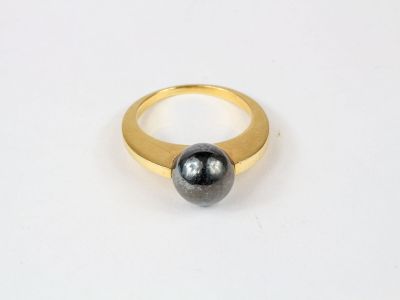 Bague en or jaune, ornée d'une boule d'hématite TDD 57