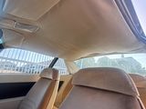 une vue de l'intérieur d'une voiture