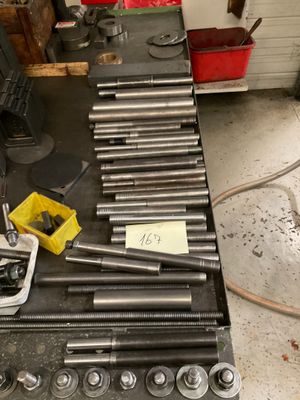 une table sur laquelle sont posés de nombreux outils, dans un garage