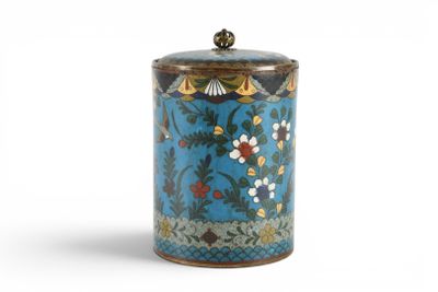un bocal bleu orné d'un motif floral