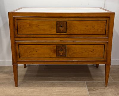 un gros plan d'une commode en bois comportant trois tiroirs