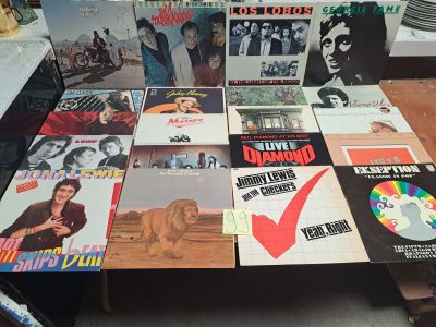 de nombreux disques posés sur une table basse dans une pièce