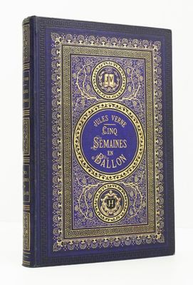 un vieux livre à la couverture bleue ornée de dorures