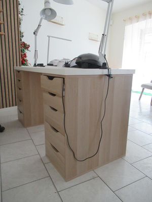 un bureau sur lequel se trouve une lampe