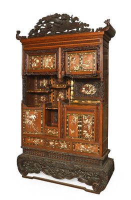 une image représentant une armoire en bois comportant de nombreux tiroirs et portes