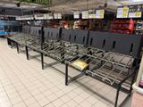 une rangée de lits en métal au milieu d'un magasin
