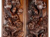 une paire de plaques en bois sculpté représentant un dragon et un lion