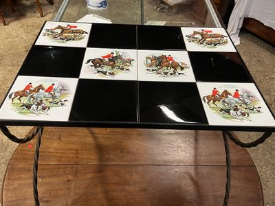 une table en verre recouverte d'une nappe à carreaux noirs et blancs