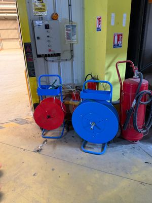 de nombreux types d'extincteurs dans un garage