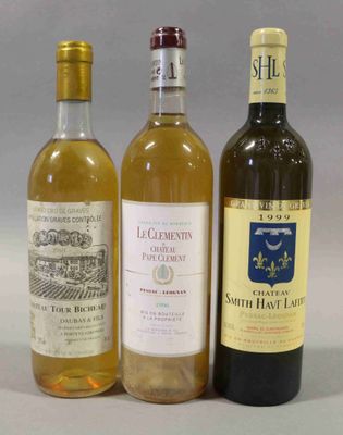 trois bouteilles de vin posées l'une à côté de l'autre sur une table