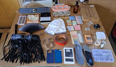 une table sur laquelle se trouvent de nombreux objets