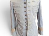 un gros plan d'une veste bleue sur un mannequin