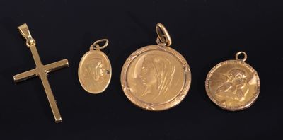 un ensemble composé de trois médailles d'or et d'une croix sur fond noir