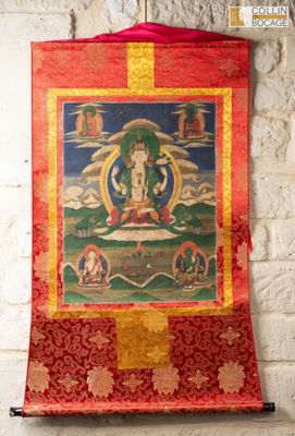 une tenture murale sur laquelle est représenté un Bouddha