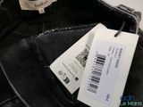 l'étiquette située à l'arrière d'un jean est fixée à l'arrière d'un jean
