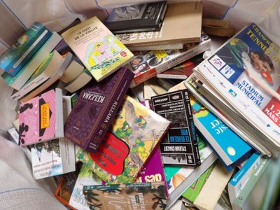 un sac rempli de livres posé sur un lit