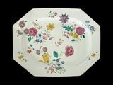 une assiette ornée d'un motif floral sur fond noir