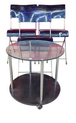 une table en verre sur laquelle sont posées deux chaises
