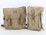 paire de sacs à dos en toile datant de la Seconde Guerre mondiale, avec des sangles en cuir