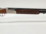 un gros plan d'un fusil posé sur un socle transparent, sur une surface blanche