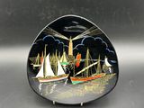 une image représentant une assiette décorative sur laquelle figure une scène représentant un bateau