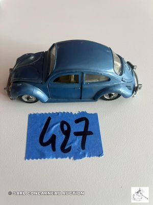 une petite voiture bleue posée sur une feuille de papier bleue