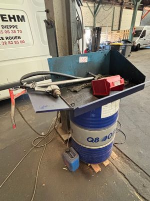 une image représentant un récipient bleu et blanc contenant un objet rouge