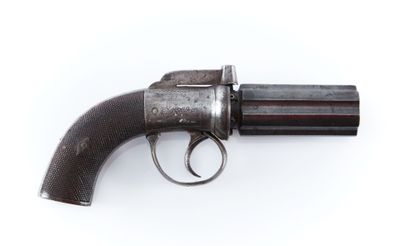 gros plan d'un revolver sur fond blanc