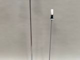une paire de lampadaires en chrome et en verre, avec un abat-jour blanc