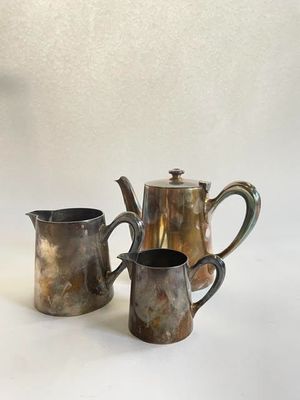 trois couverts posés sur une table blanche