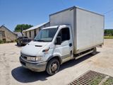 une photo d'un camion blanc garé sur un parking